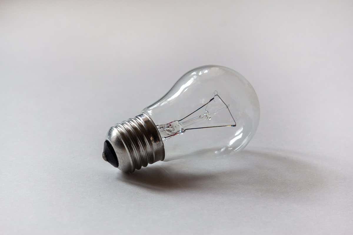 Change light bulb in ceiling fan-Brighten Up A Guide缩略图