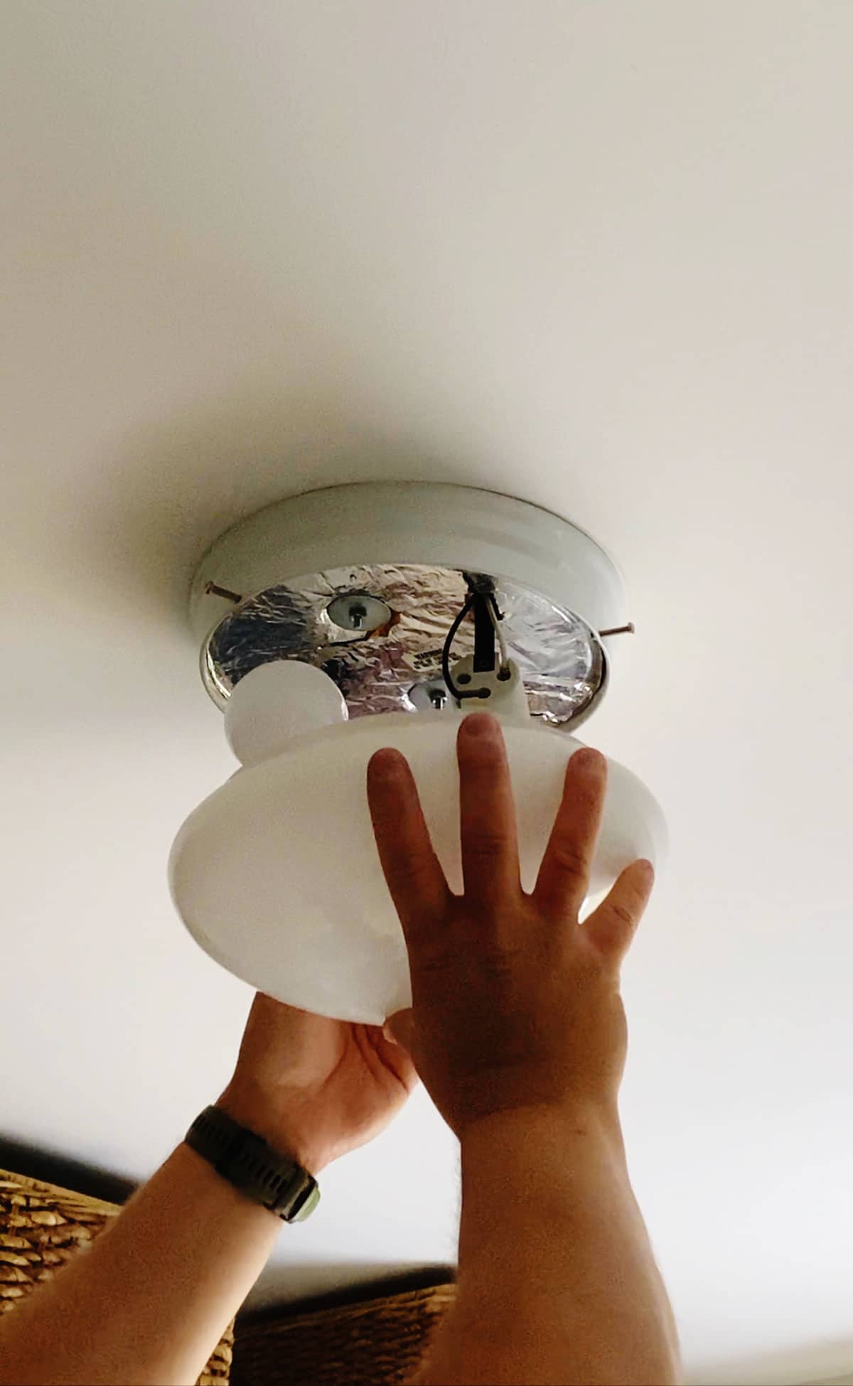 how to replace a ceiling light