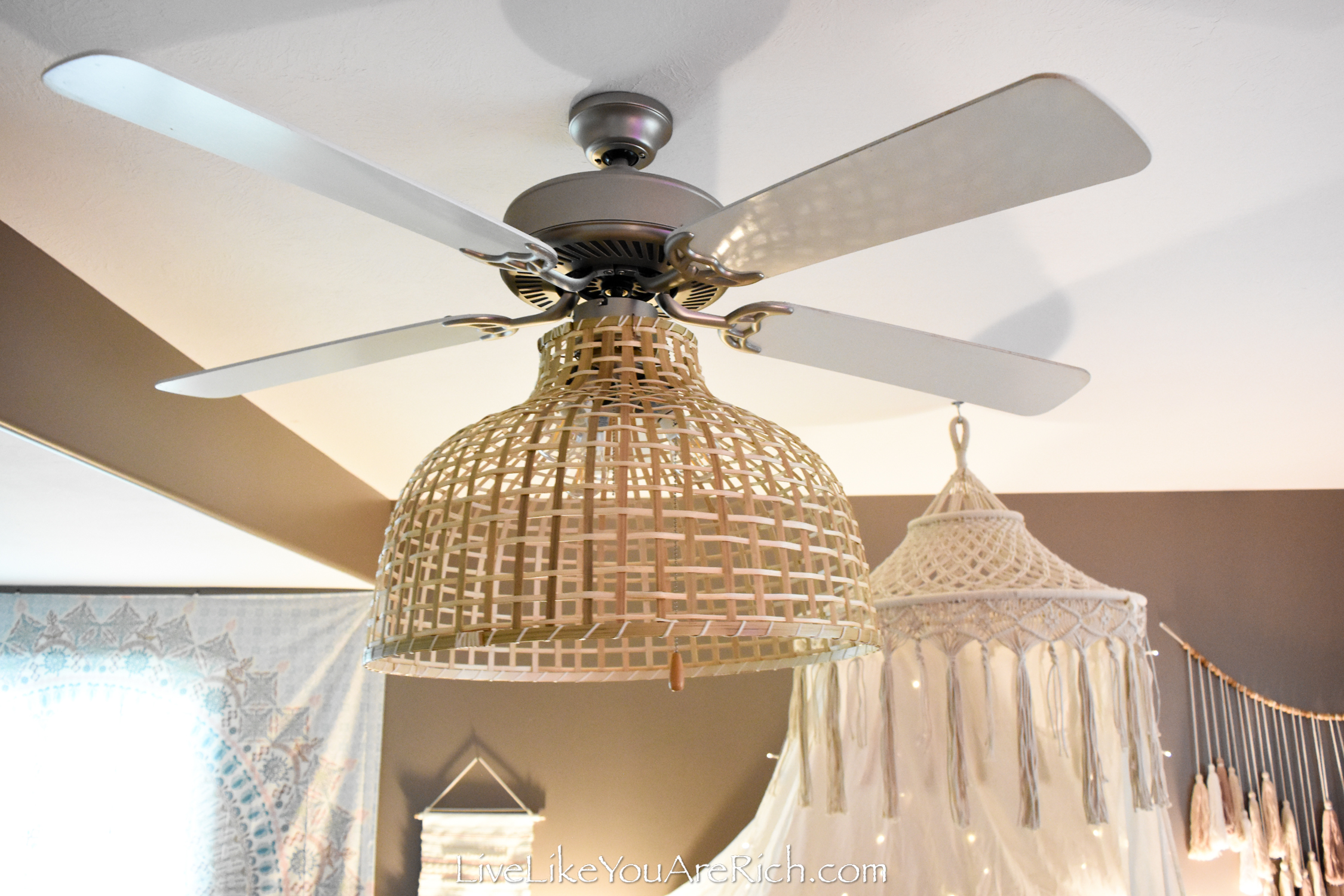 Step-by-Step Guide to Changing Ceiling Fan Lights插图2